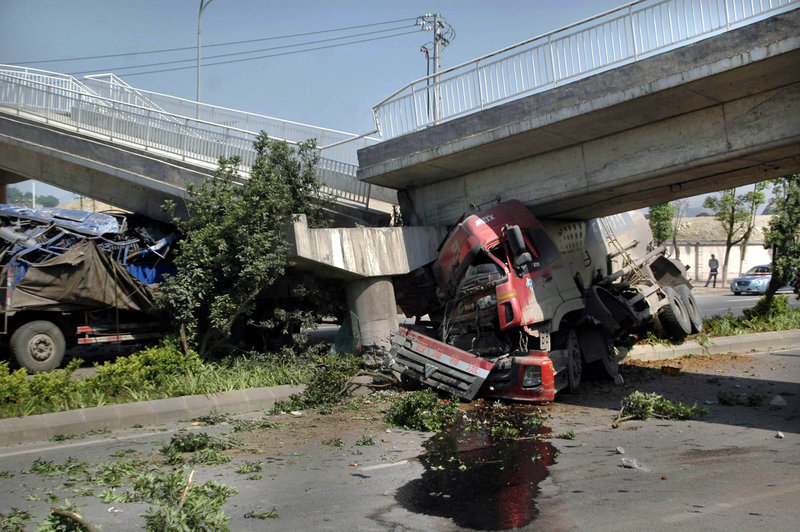 貴陽(yáng)大罐車(chē)攔腰撞垮人行天橋