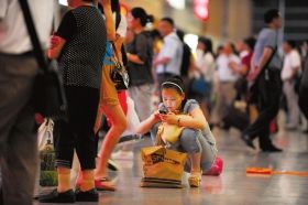 5月26日，武廣高鐵長(zhǎng)沙南站，因?yàn)楦哞F設(shè)備故障，滯留了大量旅客。圖/記者李坤