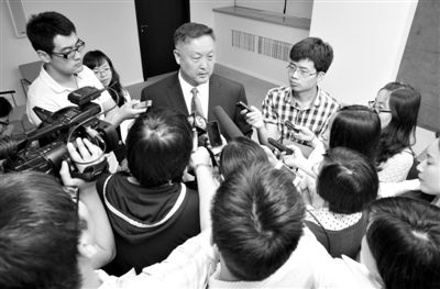 6月5日，商務(wù)部新聞辦公室召開“中歐光伏產(chǎn)品貿(mào)易摩擦”專題發(fā)布會(huì)。發(fā)布會(huì)結(jié)束后，中國機(jī)電產(chǎn)品進(jìn)出口商會(huì)會(huì)長張鈺晶接受記者采訪。新京報(bào)記者