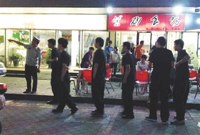 6月13日晚10點(diǎn)，朝陽區(qū)國美第一城附近，一名城管隊(duì)員帶領(lǐng)一隊(duì)協(xié)管例行巡查街邊大排檔。新京報(bào)記者 尹亞飛 攝