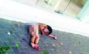 大熱天，小女孩赤身躺在馬路上