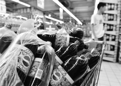 昨日，浙江省杭州市，在一家超市里拍攝到的百事可樂。近日，百事可樂再次遭遇“致癌風波”。圖/CFP