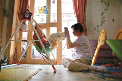 6月14日，未婚媽媽于軍的家里，她正在陪女兒悅悅玩耍。悅悅4歲了，因為沒有爸爸的信息而始終上不了戶口。