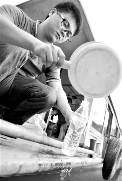 昨日，合面獅段水域，工作人員在取水檢測(cè)。據(jù)新華社