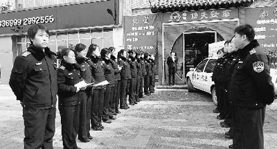 “列隊(duì)執(zhí)法”。