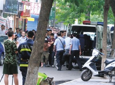 女童安全獲救后，嫌疑人被制服并由民警押出餐館。新華社發(fā)