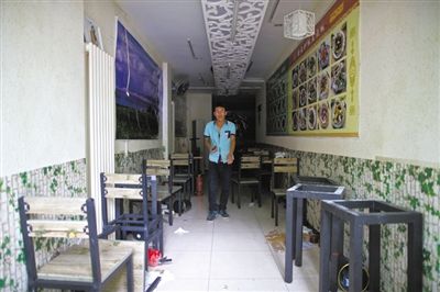 發(fā)生女童劫持事件的面館，事后現(xiàn)場(chǎng)一片狼藉。新京報(bào)記者 周崗峰 攝