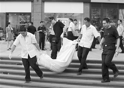 昨日,朝陽(yáng)區(qū)青年路大悅城東側(cè),一男子持刀行兇致兩人死亡。經(jīng)初步審查,嫌疑人自稱孝某(男,27歲,山東省沂水縣人),有精神病。目前,北京警方正聯(lián)系兩名受害人的親友。新華社發(fā)