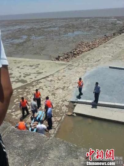 圖為網(wǎng)友@龍眼看新聞提供的溺水事故救援現(xiàn)場。 網(wǎng)友@龍眼看新聞 攝