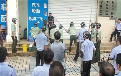 昨日，警方趕到現(xiàn)場制服嫌疑人何某。