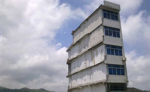 溫州“片片樓”佇立3年 斷水?dāng)嚯姂糁鞔蚓? alt=