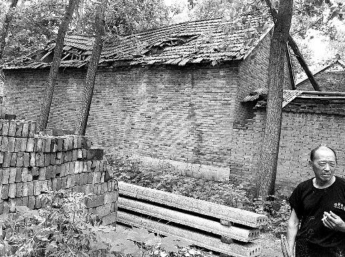 嫌疑人父母時(shí)常外出反映問(wèn)題，家里的房子已破爛不堪。