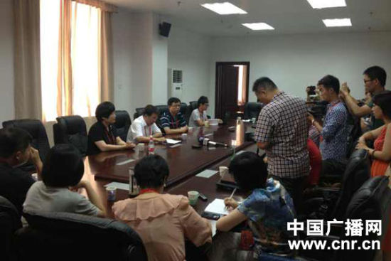 試卷原件展示前向媒體說明情況，并要求媒體不能拍照或攝像