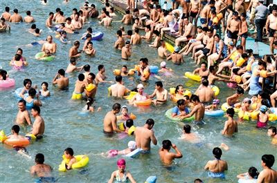 昨日，濟南市最高氣溫超過37℃，位于市區(qū)黑虎泉畔的泉水浴場免費開放。
