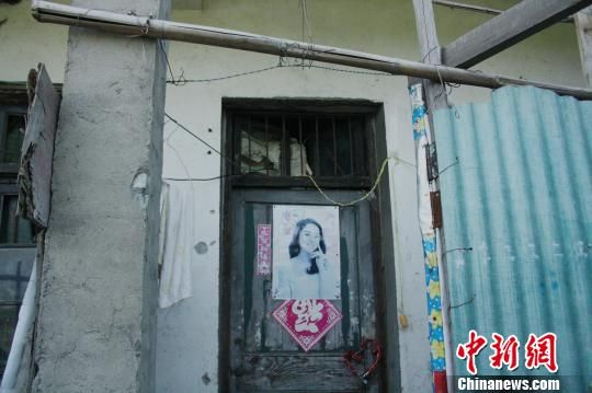 圖為嫌犯租住的民房，當(dāng)天受害人即攀在門上的窗口對外呼救。 吳佳蔚 攝