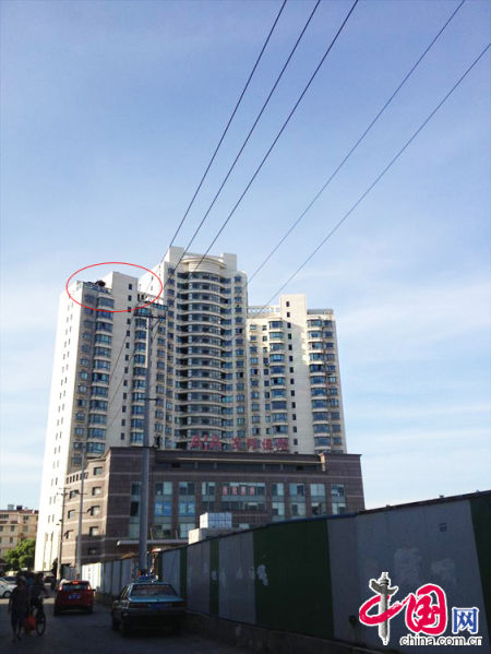 2013年8月14日，江蘇蘇州蘇州市三香大廈高樓18層樓頂東側(cè)陽臺(tái)上的“蘇州園林”式別墅，兩座涼亭和兩道回廊，飛檐翹角，一派蘇州園林的氣勢。中國網(wǎng)圖片庫李俊鋒攝影