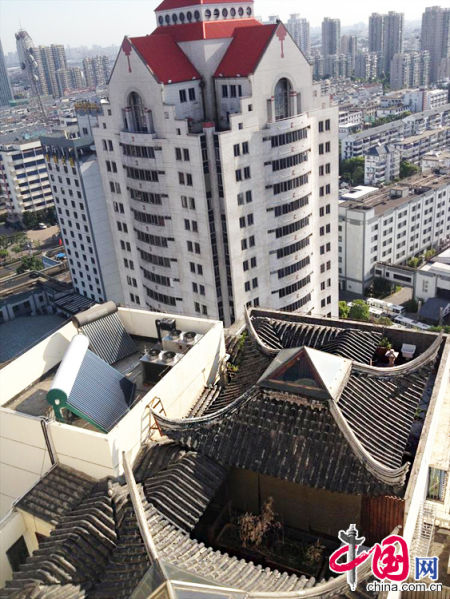 2013年8月14日，江蘇蘇州蘇州市三香大廈高樓18層樓頂東側(cè)陽臺(tái)上的“蘇州園林”式別墅，兩座涼亭和兩道回廊，飛檐翹角，一派蘇州園林的氣勢。中國網(wǎng)圖片庫李俊鋒攝影