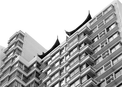 從三香大廈樓下能看見“空中園林”的亭檐一角。