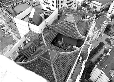 前日，從三香大廈另一單元樓頂俯拍“空中園林”。