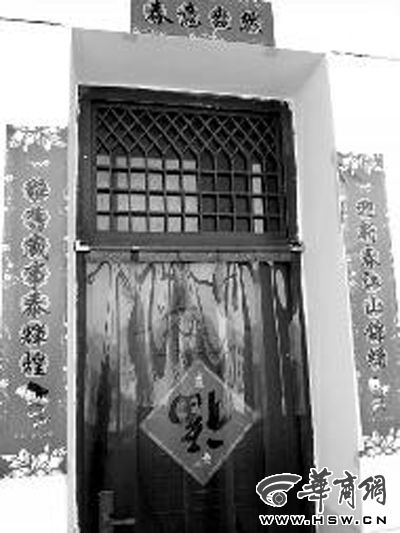 昨日中午，張某辦公室大門緊閉。