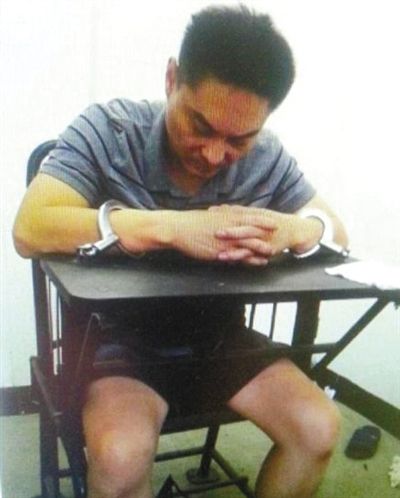 韓磊被控制時接受警方訊問。本組圖片為視頻截圖