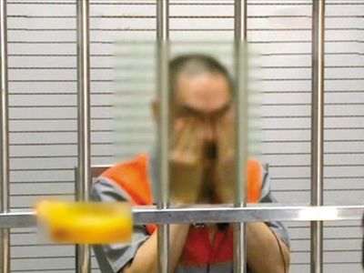 韓磊掩面哭泣。