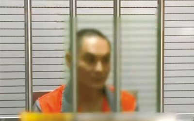 涉嫌窩藏罪的李明在接受訊問。