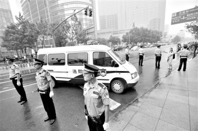 　　昨日早上,押解李某某的車隊開進法院。當日,李某某等5人涉嫌強奸案在海淀法院不公開審理。本版攝影/新京報記者 王貴彬