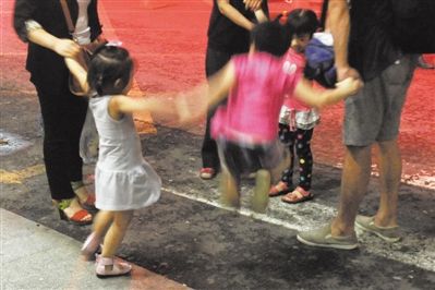 2012年8月1日晚，北京兒童醫(yī)院，三個來自廊坊的小女孩在玩耍，她們都被幼兒園老板性侵害。本版攝影/新京報記者 尹亞飛