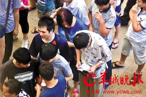 挎腰包的“黃?！狈职l(fā)一輪“任務(wù)”后，自己也開始整理“炒號”簽條