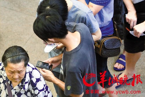 排隊的“黃牛”各手執(zhí)一疊白紙，上面寫好了要掛號的人的信息，包括姓名、電話、要掛的科室等。穿黑白花紋衣服的老婆婆正在排隊掛號