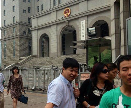 上午10：35分左右，蘇順虎律師和其家屬?gòu)姆ㄔ何鞔箝T出來(lái)。