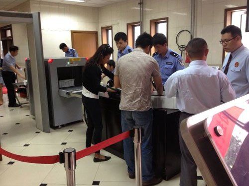 上午蘇順虎律師和其家屬安檢進(jìn)入法院。