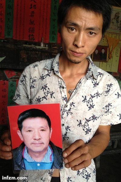 程興貴的兒子程正鵬拿著父親的遺照。程興貴自殺后，政府補(bǔ)償程家6000多塊錢，并終于認(rèn)定了程興貴的代課教齡。 (南方周末記者雷磊/圖)