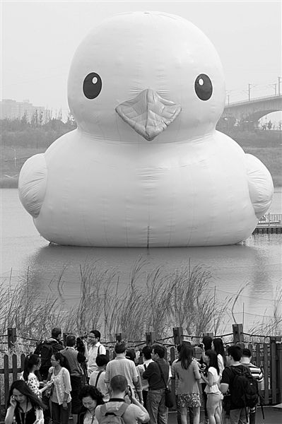 前日，大黃鴨首秀時，皮膚發(fā)皺、嘴巴尖尖朝下嘟，顯得頗為“委屈”。