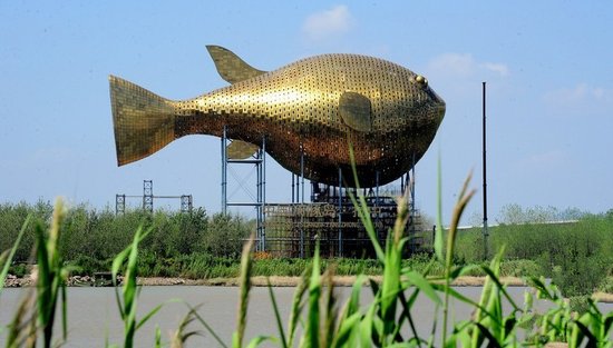 昨天，揚中市西沙島，正在施工的河豚塔金光閃閃