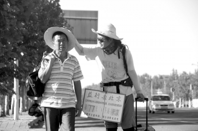 徒步旅途的第77天，雷闖與父親一起前行。雷闖供圖