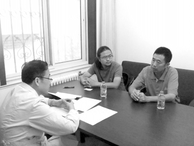 9月13日下午，雷闖(中)與父親在國家衛(wèi)計委遞交建議信，與衛(wèi)計委工作人員交流?！±钻J供圖