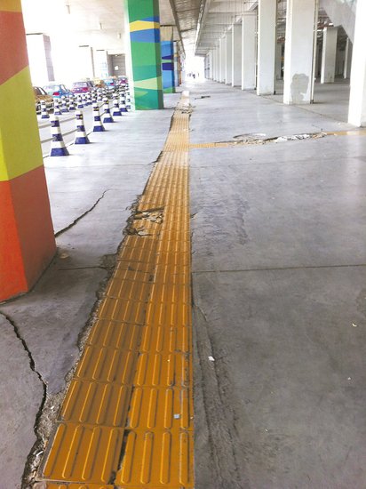 在溫嶺火車站架空層，由于沉降產(chǎn)生的裂縫到處可見。