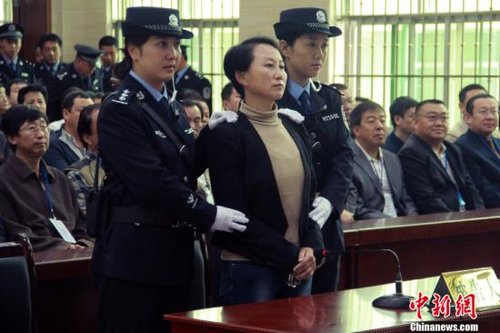 9月24日上午8時(shí)30分，陜西“房姐”龔愛愛涉嫌偽造、買賣國家機(jī)關(guān)證件一案，在陜西靖邊縣人民法院公開