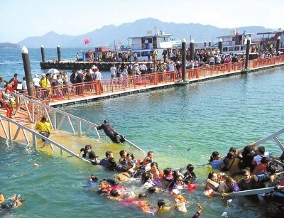 昨天，廬山西海景區(qū)過橋塌陷，致十?dāng)?shù)名游客落水。圖/東方IC