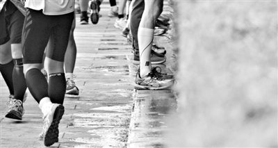 昨日，2013年北京馬拉松，因流動廁所和公廁有限，很多選手都“就地解決”，地面上“水”流成河。