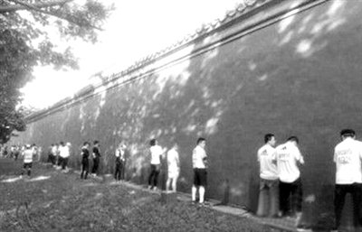 網(wǎng)友上傳的“北馬”選手集體“尿紅墻”圖片。