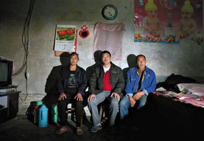 10月18日，自鋸病腿的鄭艷良所在的保定市清苑縣東臧村，有多家農(nóng)戶大病難醫(yī)，村民王新建（中）得了白血