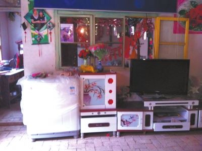 麻永東屋里的家具電器仍是嶄新的。