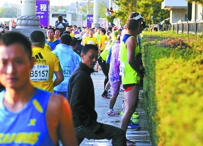 北京馬拉松“尿紅墻” 集體噓噓是傳統(tǒng)？