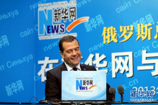 10月22日，俄羅斯總理梅德韋杰夫在新華網(wǎng)與中國網(wǎng)民進行在線交流互動。 新華社記者邢廣利攝