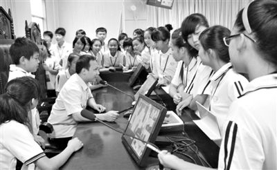 2013年5月30日，結合當前國內(nèi)民眾普遍關注的“校長開房”、“強奸猥褻”等事件，廣西上思縣人民法院邀請中小學生到法院觀摩案件的庭審，提高他們的守法、維權意識。圖/IC