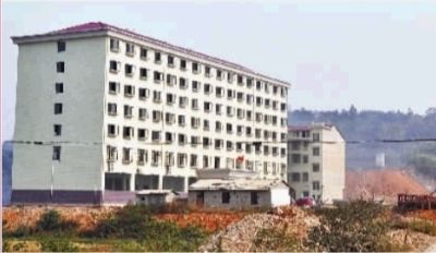  10月23日，長沙市岳麓區(qū)蓮花鎮(zhèn)云蓋村村委會的辦公大樓。  實習記者 李健 攝