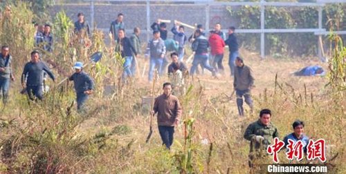 農(nóng)民工被驅(qū)逐毆打網(wǎng)絡截圖攝